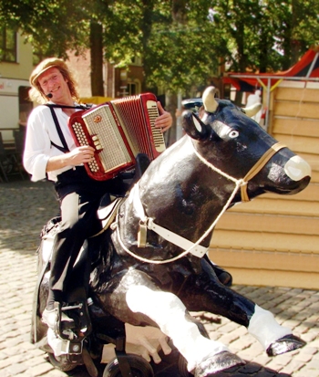 Koelala: Hilarische muzikale rondrijdende act voorzien van geluidsinstallatie en life accordeon, zan